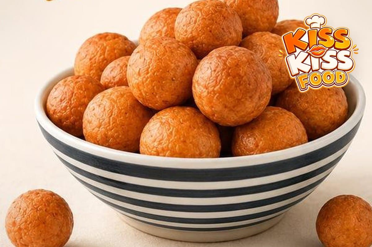 Schüssel mit goldenen Beignets aus Mehl Cristal